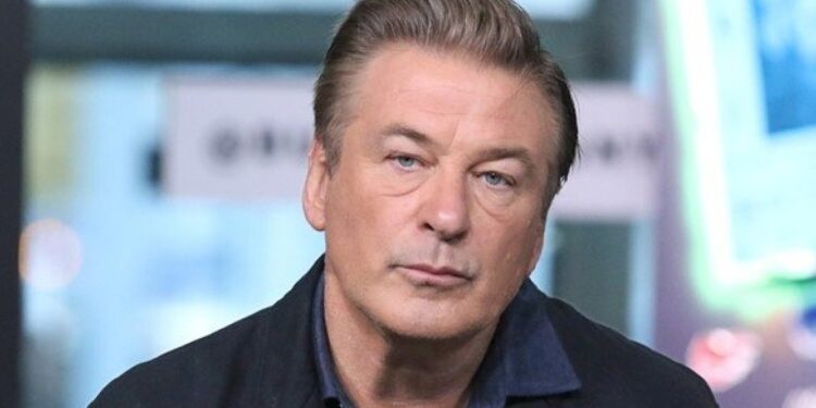 Pai de diretora de fotografia morta durante gravação, diz que Alec Baldwin não teve culpa