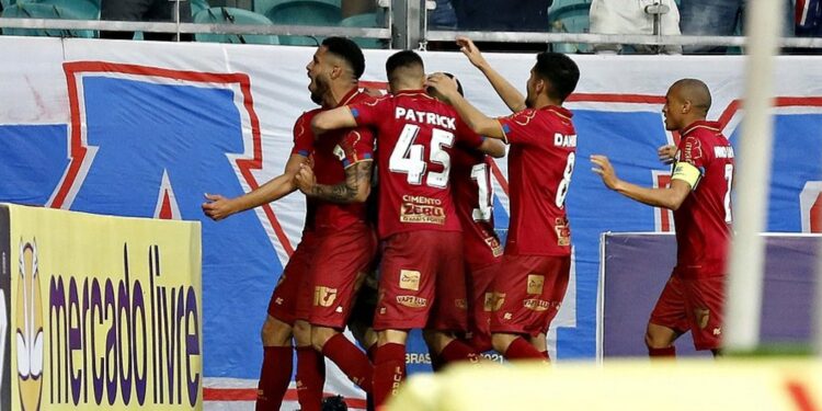 Com gol no primeiro minuto de jogo, Bahia vence Chapecoense por 3 a 0