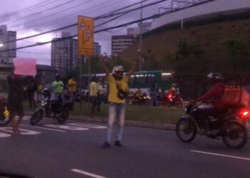 Contra aumento no preço de gasolina,  mototaxistas protestam na Avenida Paralela