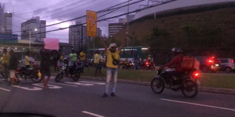 Contra aumento no preço de gasolina,  mototaxistas protestam na Avenida Paralela