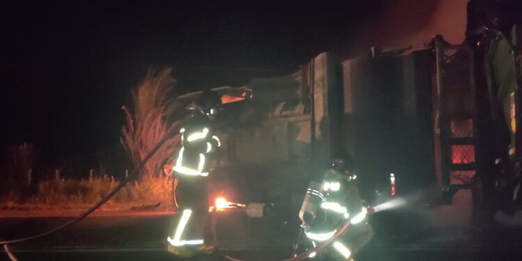Cinco pessoas morreram carbonizadas após colisão entre caminhões na BR