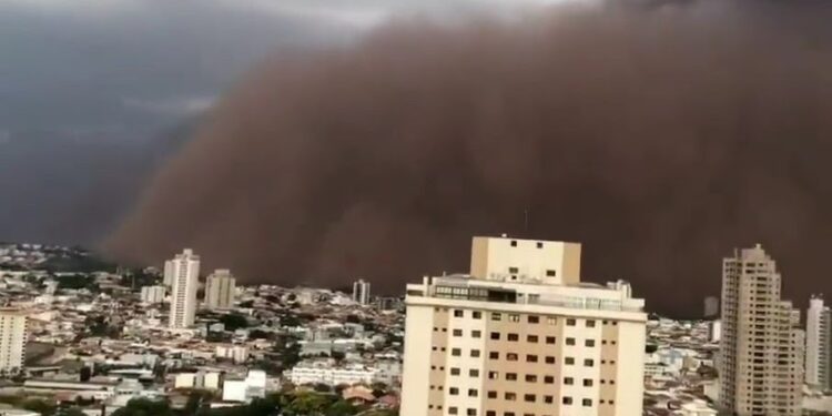 Nova tempestade de areia volta a atingir interior de SP e mata uma pessoa
