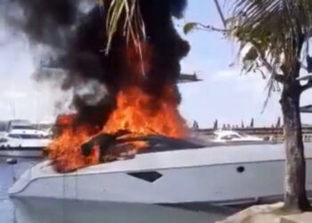 Bahia: Lancha pega fogo na Marina De Aratu em Simões Filho