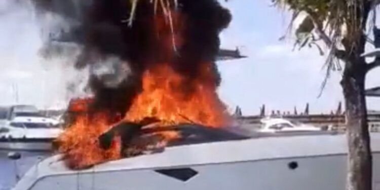 Bahia: Lancha pega fogo na Marina De Aratu em Simões Filho