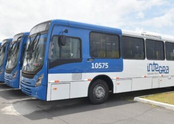 Rodoviários demitidos pela CSN bloqueiam acesso à Estação da Lapa em protesto
