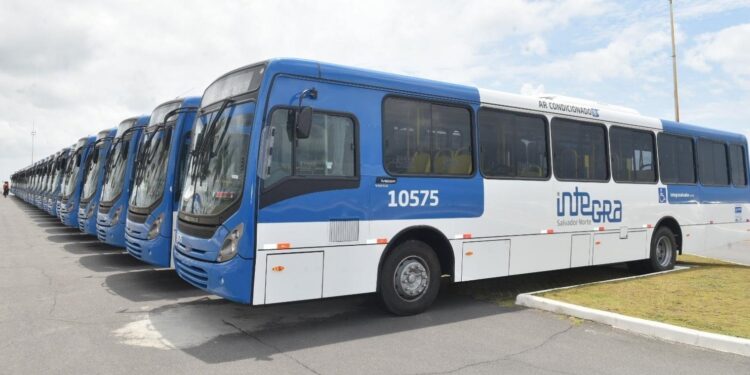Rodoviários demitidos pela CSN bloqueiam acesso à Estação da Lapa em protesto