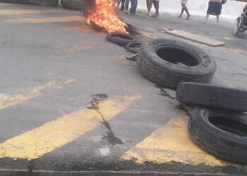 Madre de Deus: Moradores fazem protesto na entrada da cidade