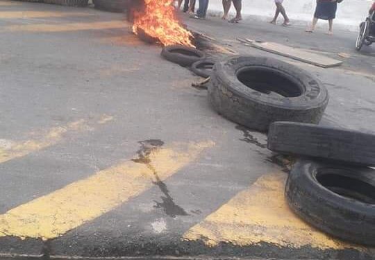 Madre de Deus: Moradores fazem protesto na entrada da cidade