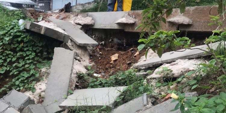 Madre de Deus: Chuva provoca deslizamento de terra