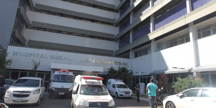 Após surto de Covid-19 Pacientes da emergência do Hospital Geral Roberto Santos são transferidos