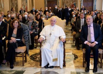 Papa Francisco agradece a jornalistas por ajudarem a expor escândalos sexuais na igreja