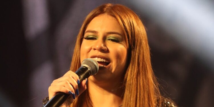 Muita emoção na despedida da cantora Marília Mendonça