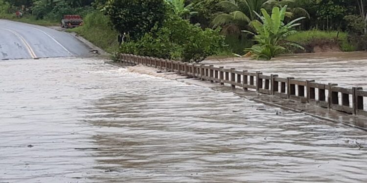 Tempestades interditam rodovias de municípios ‘ilhados’ na Bahia