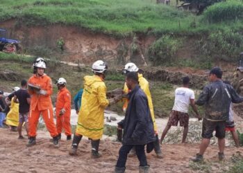 Pelo 4º dia, bombeiros atuam no resgate às vítimas das chuvas no sul da Bahia