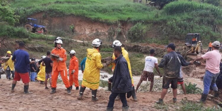 Pelo 4º dia, bombeiros atuam no resgate às vítimas das chuvas no sul da Bahia
