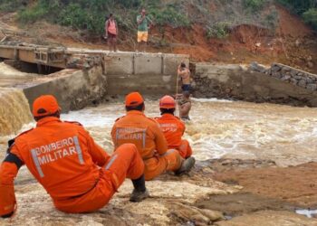 Força-tarefa das chuvas resgata três pessoas e leva suprimentos às cidades atingidas