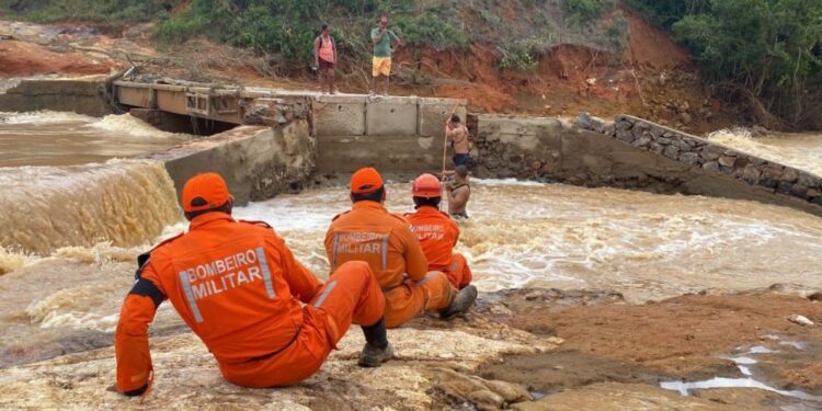 Força-tarefa das chuvas resgata três pessoas e leva suprimentos às cidades atingidas