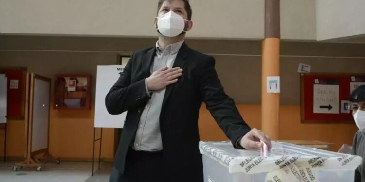 Ex-líder estudantil, Gabriel Boric é eleito, aos 35 anos, presidente do Chile