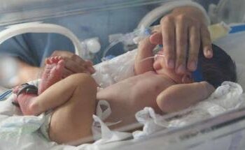 Bebês são internados depois de tomarem vacina da covid, ao invés da pentavalente