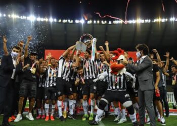 Atlético-MG vence de virada, conquista o título e complica a vida do Bahia