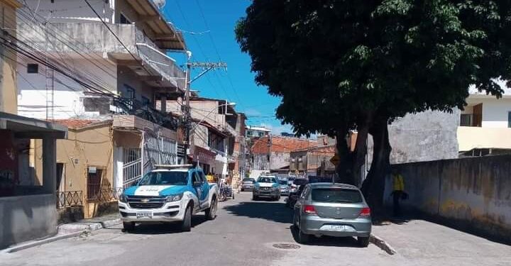 Madre de Deus: suspeitos trocam tiros com a polícia após resistir abordagem, e são presos