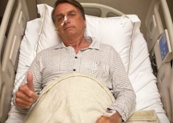 Presidente Bolsonaro é internado com obstrução intestinal, sem previsão de alta