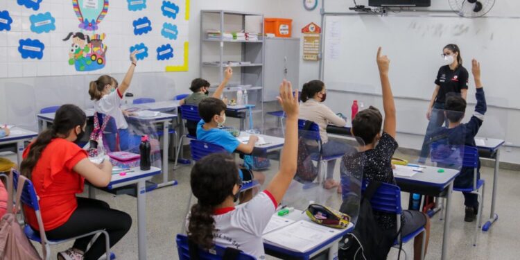 Volta às aulas: maior parte dos estados e capitais não vai exigir vacina contra a Covid