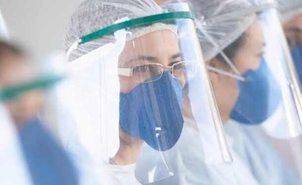 Em dois meses, 13 mil profissionais de saúde foram afastados por Covid ou gripe