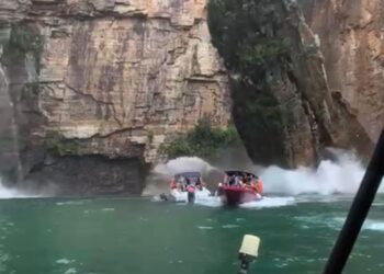 Deslizamento de pedras atinge embarcações com turistas e deixa vitimas em Capitólio, Minas Gerais