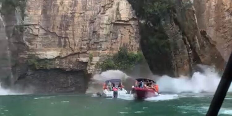 Deslizamento de pedras atinge embarcações com turistas e deixa vitimas em Capitólio, Minas Gerais
