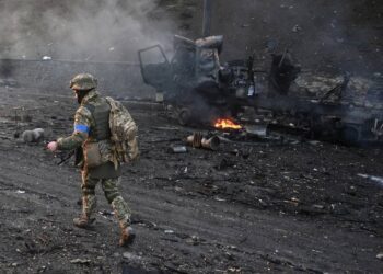 Ataques já duram 3 dias Militares russos e ucranianos lutam nas ruas das cidades