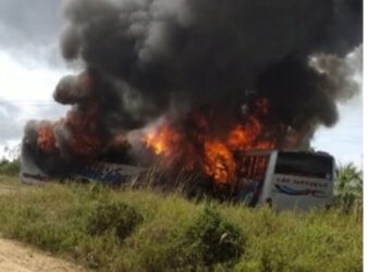 Batida frontal entre ônibus mata 2 motoristas e deixa feridos na BA-120, entre Retirolândia e Coité