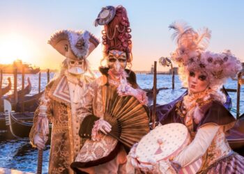 Carnaval de Veneza é retomado após dois anos sem festa