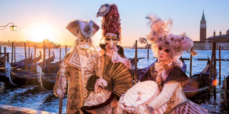 Carnaval de Veneza é retomado após dois anos sem festa