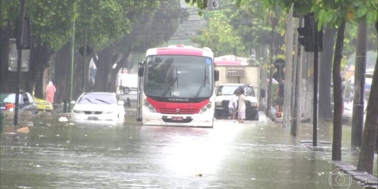 Rio de Janeiro entra em estágio de mobilização devido às chuvas