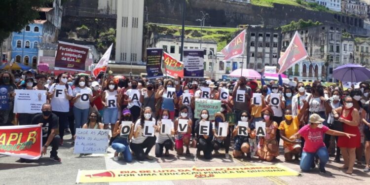 Professores da rede municipal fazem nova manifestação em Salvador: “Feira de denúncias”