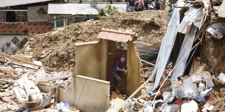 Temporal em Petrópolis deixa 117 mortos e novo deslizamento gera evacuação de área