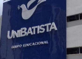 Mais de 100 ex-alunos da Unibatista se unem para cobrar diplomas à faculdade