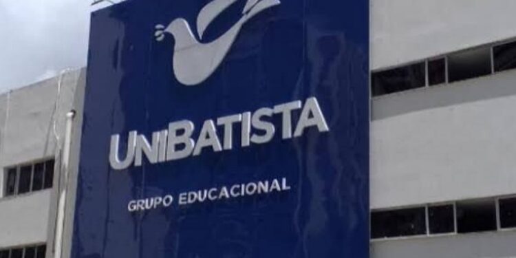 Mais de 100 ex-alunos da Unibatista se unem para cobrar diplomas à faculdade