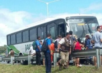 Ônibus da Jauá com destino a Candeias foi assaltado, na BR-324