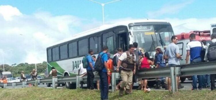 Ônibus da Jauá com destino a Candeias foi assaltado, na BR-324