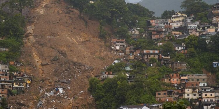 Bombeiros esperam encontrar moradores com vida em Petrópolis; tragédia já deixa 122 mortos e 116 desaparecidos