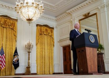 Biden cita ‘início de invasão’ promovida por Putin e anuncia sanções contra bancos e elite da Rússia