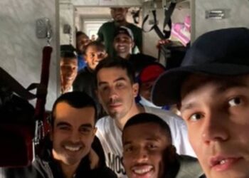 Jogadores brasileiros embarcam em trem após fuga às pressas de hotel em Kiev