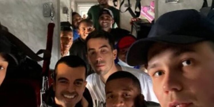 Jogadores brasileiros embarcam em trem após fuga às pressas de hotel em Kiev