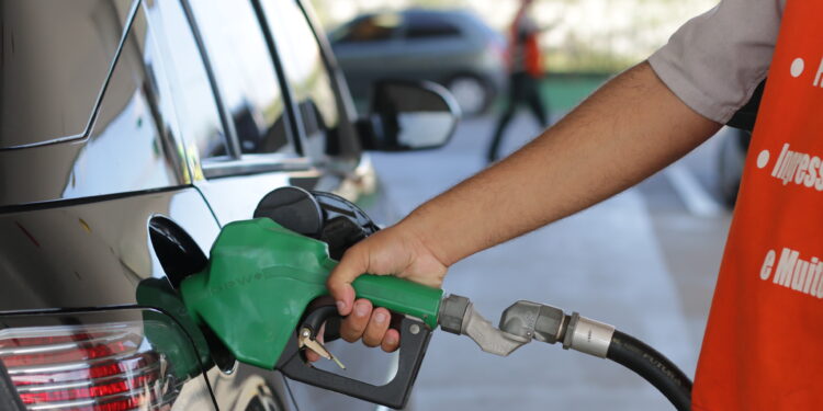 Refinaria baiana anuncia novo aumento na gasolina e no diesel