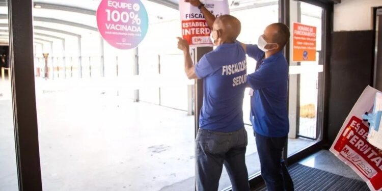 Prefeitura de Lauro de Freitas interdita parque onde pai e filha foram arremessados para fora de brinquedo