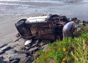 Carro invade faixa de areia em praia e duas pessoas ficaram feridas