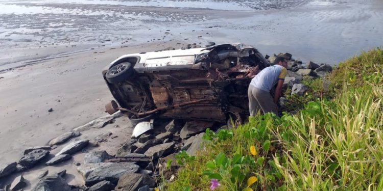 Carro invade faixa de areia em praia e duas pessoas ficaram feridas