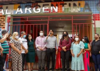 Candeias: Prefeito entrega escolas e unidade de saúde reformadas